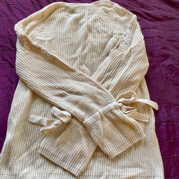 Bow tie sleeve Sweater - Picture 2 of 4